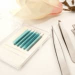 Disinfezione e sterilizzazione degli strumenti di una lashmaker
